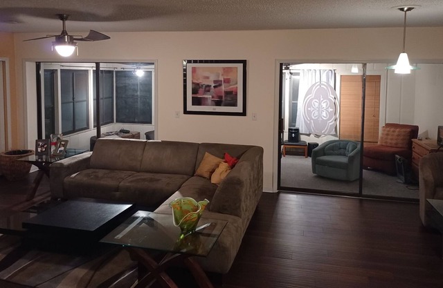 Cozy Townhome on golf course,10 mins away from the beach.