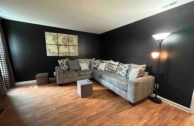 Cozy Townhome Sleeps 8 in Raleigh within 20 minutes of RDU Airport and Downtown