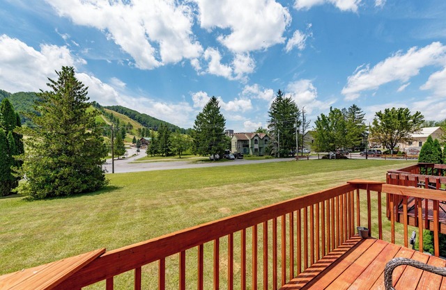 Cozy Townhome w/Views, Hot Tub & Fireplace