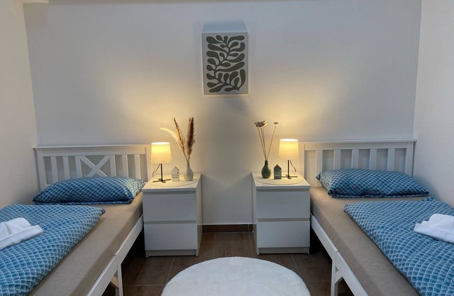 Cozy twin room with terrace & smart TV in a quiet location | WLAN incl.
