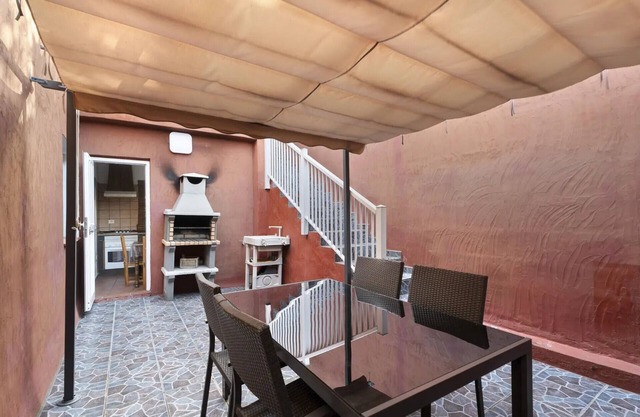 Cozy two-bedroom apartment with BBQ