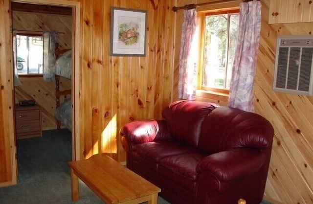Cozy Two Bedroom Cottages - Sioux Narrows