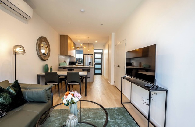 Cozy Two- Bedroom Townhouse with garden Unit 13