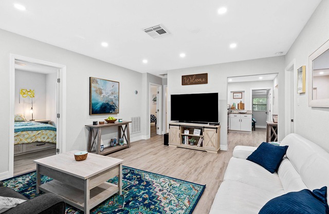 Cozy Two King Beds 5 BED/3 BATH House - 3 mi from Lauderdale-by-the-sea beach!