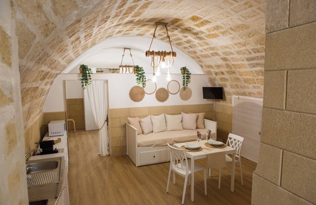 Cozy two-room period apartment located in the historic center of Adelfia.