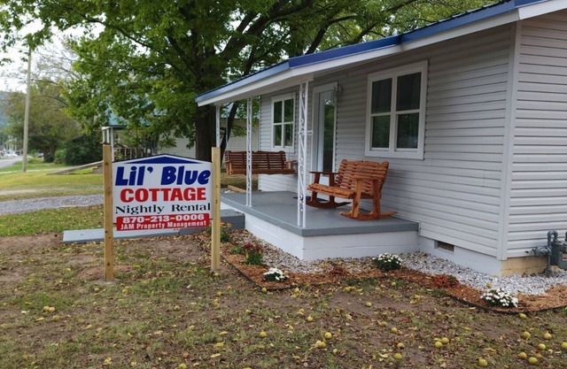 Cozy unique cottage home. Ready for you to enjoy all the Ozark Mountains offers.