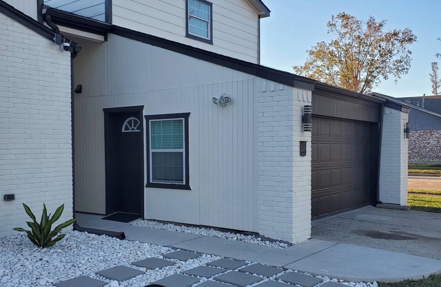 Cozy, Unique & Private Apartment in Prime Location Near IAH Airport