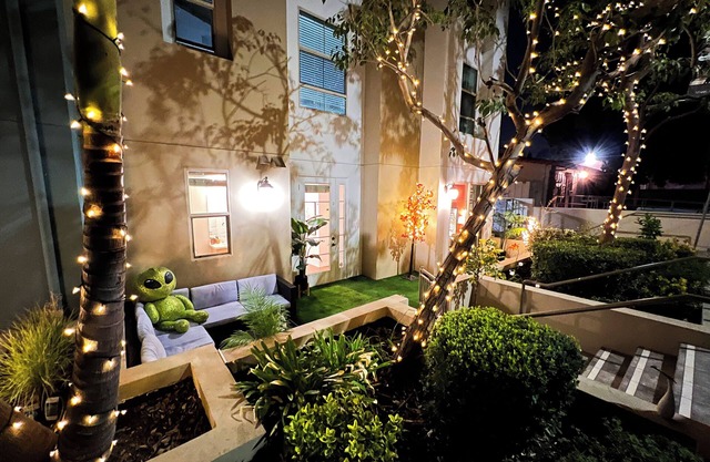 Cozy Unit with w/Parking & Fitness Room in Heart of Encinon