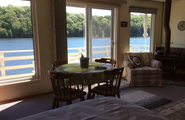 Cozy Upper Boathouse For Rent