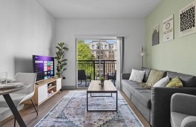 Cozy Urban Getaway | Free Parking, Gym, Stadium