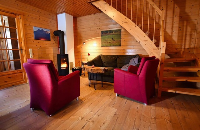 Cozy vacation home with 2 bedrooms, fireplace and short walk to the sauna house