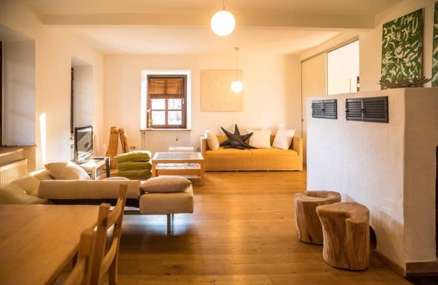 Cozy vacation apartment (84 m²) with tiled stove and unique ambience