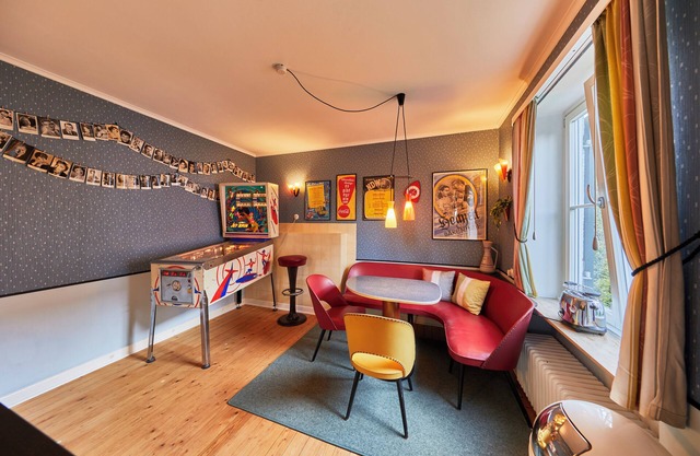 Cozy vacation apartment in the 50s style in Bielefeld. With pinball machine & projector!