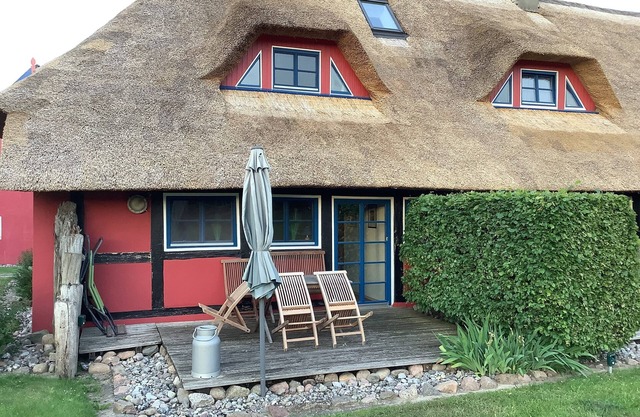 Cozy vacation apartment with thatched roof on the Achterwasser nature reserve
