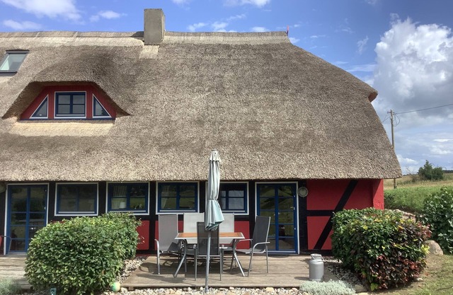 Cozy vacation apartment with thatched roof on the Achterwasser