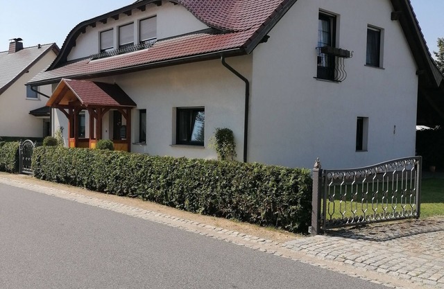 Cozy vacation apartment with beautiful garden and terrace for 2 to 4 persons.