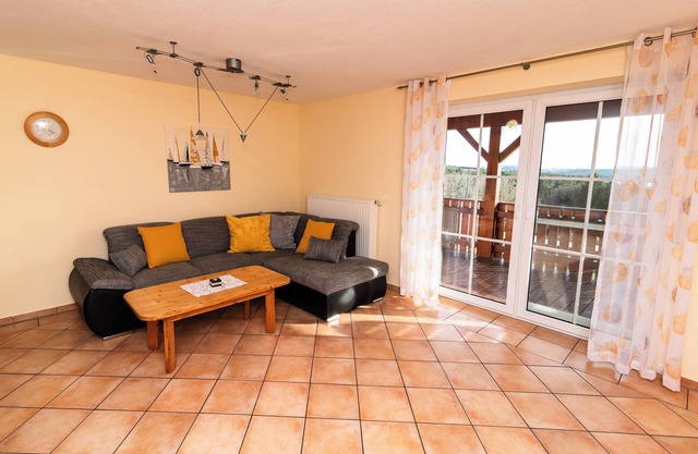 Cozy vacation apartment with south-facing balcony and lake view