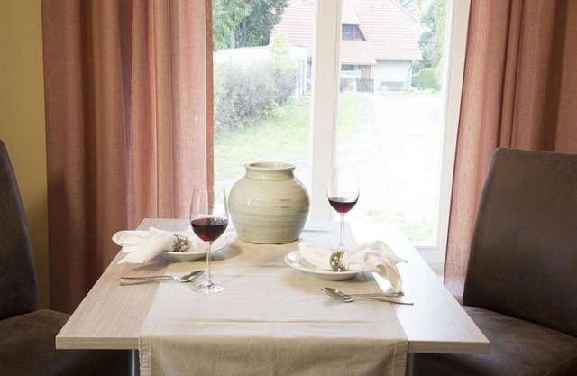 Cozy vacation apartment west wing Landrat Erdmann WF-40 in Stolpe on Usedom