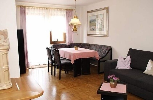 Cozy vacation home with fireplace and flatscreen TV perfect for 2 people