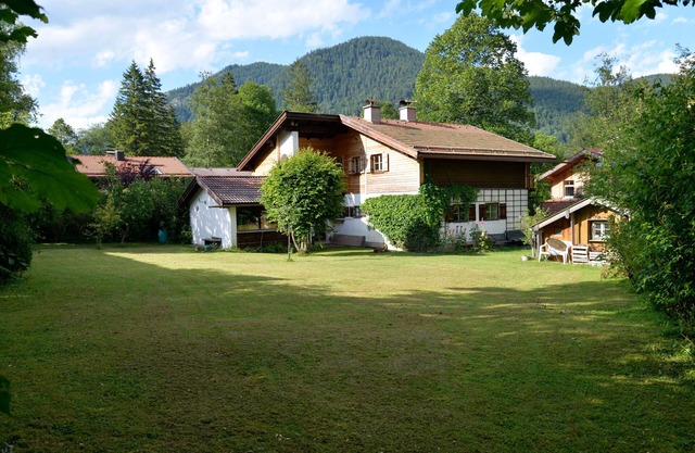 Cozy vacation home with a large garden.
