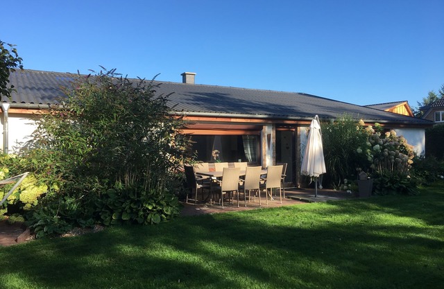 Cozy vacation home with large garden in a quiet location near the North Sea coast