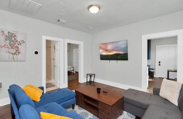 Cozy Vacation Home with Free Parking & Laptop Desk by Kemah, NASA, Galveston Bay