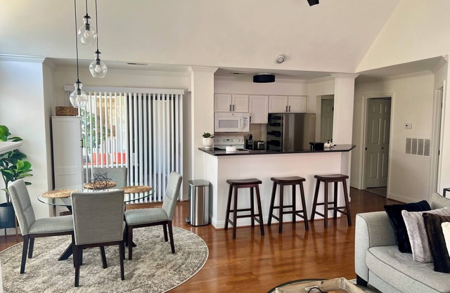 Cozy~ Vaulted Ceilings~ Midtown~ Elizabeth Condo
