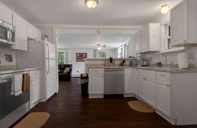 Cozy Vermont Lodge |Hot Tub|Stream | Private | Wifi | SatTV, Beautiful Waterfront Vermont Retreat