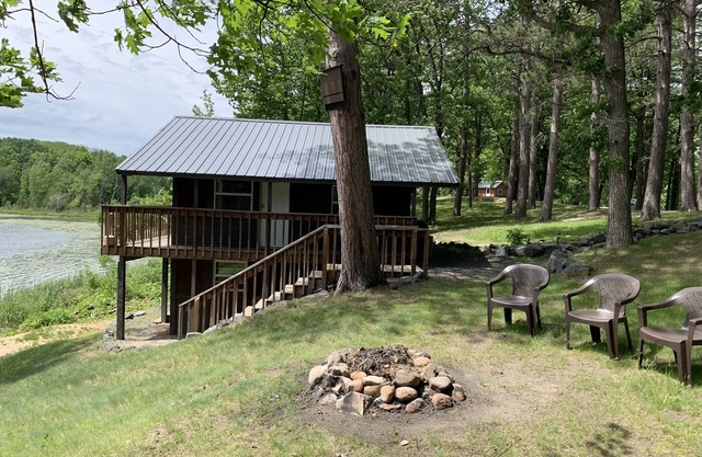 Cozy Vintage Cabin Right on the Lake. Bedroom, Lower Level & Loft. Sleeps 4.