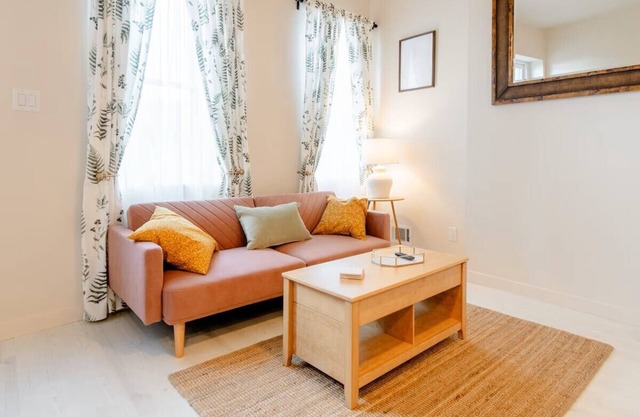 Cozy, walkable 1-bedroom apartment in Pittsburgh with WiFi, AC