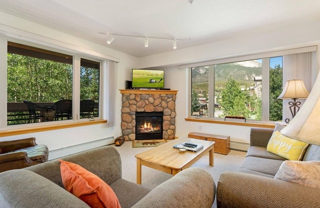 Cozy Watch Hill Lodge: Stunning Mountain Views, Shared Hot Tub, and Convenient Ski Resort Access!