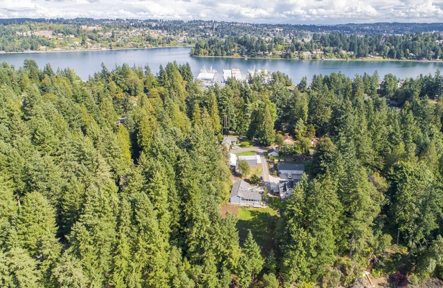 Cozy Water Front with Puget Sound Bay View in your Backyard