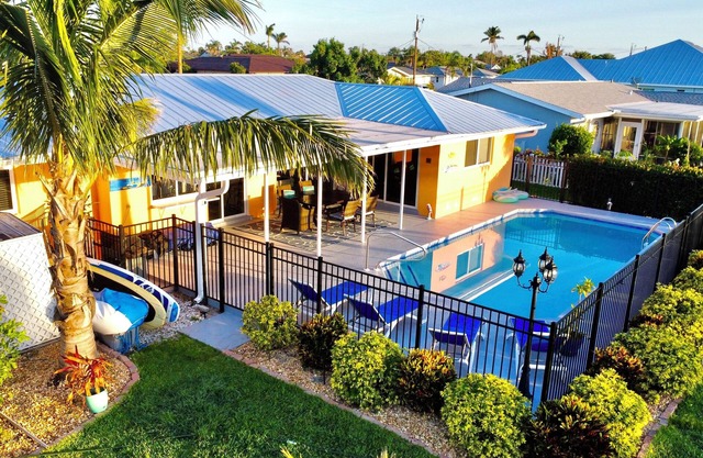 Cozy Waterfront 3BR/2BA home/heated pool/gulf access/quiet neighborhood
