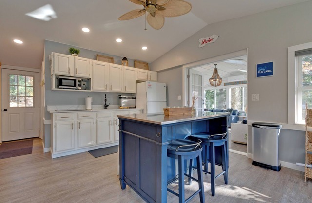 Cozy Waterfront cottage with Private dock- dog friendly!