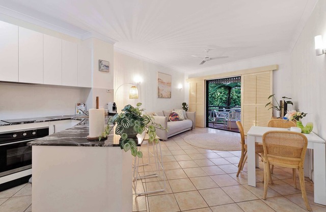 Cozy Waterfront - Free Parking, Pool