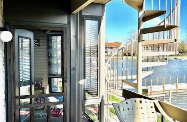 Cozy waterfront first-floor Lake Erie getaway with boat dock, Green Cove Resort!