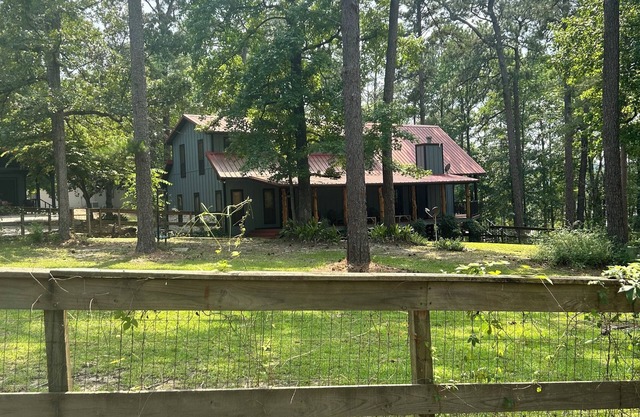 Cozy waterfront house in quiet neighborhood!