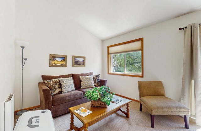 Cozy, waterfront, mountainview cabin w/prime location & shared hot springs