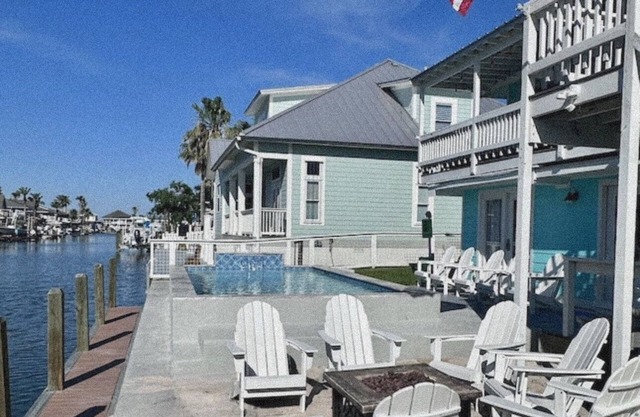 Cozy Waterfront Paradise- New Pool, Firepit, massage chair, 100yd to LittleBay