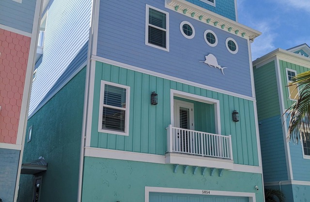 Cozy Waterfront Studio with Free WiFi in Beautiful Cape Harbour, Cape Coral FL