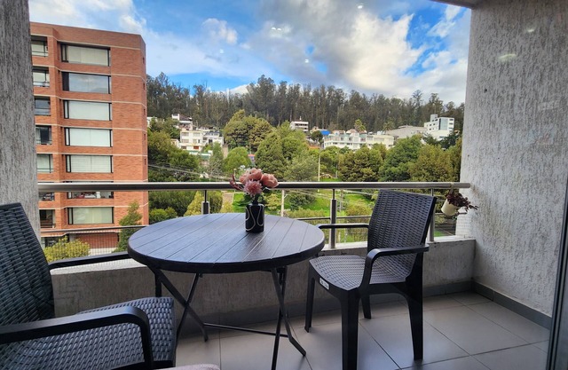Cozy with excellent views of the city, mountains, swimming pool, financial center park