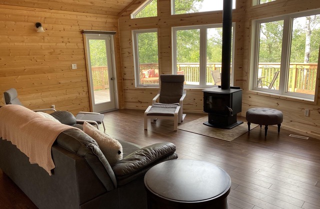 Cozy wooded cottage, with stunning tree-top views & 3 mins from the beach!