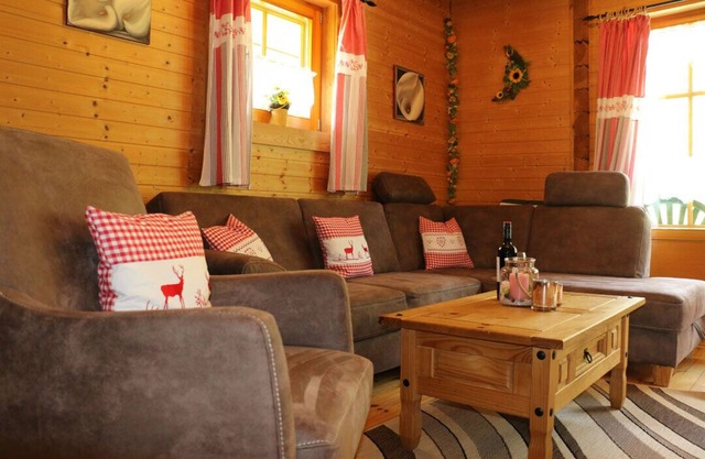 *cozy wooden house, approx. 80sqm with fenced garden-dogs welcome-WLAN included