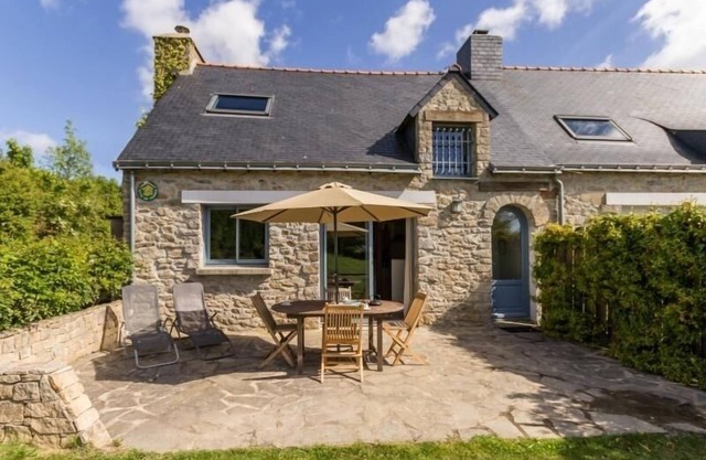 Cozy XVIIIth Century Farmhouse with Modern Amenities, Electric Car Charger, Near Guérande