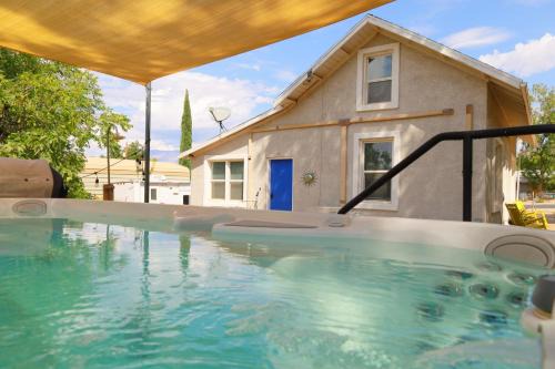 Cozy Zion farmhouse, cool or hot swim spa, fireplace & firepit