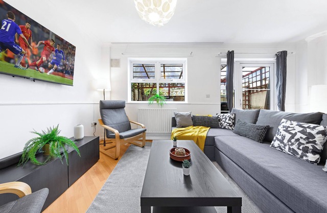 Cozylease 3-Bed Retreat Near O2/LCY with Gym, Workspace, Garden & Free Parking
