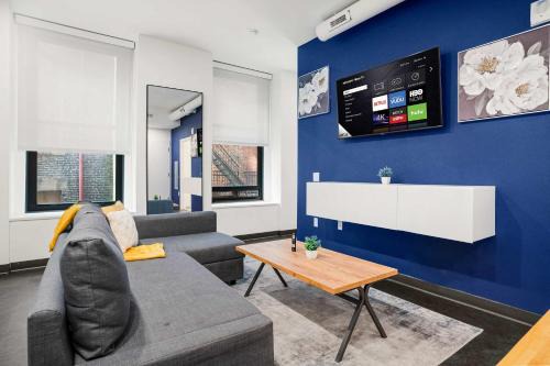 CozySuites Gorgeous 1BR in Downtown Pitts #13