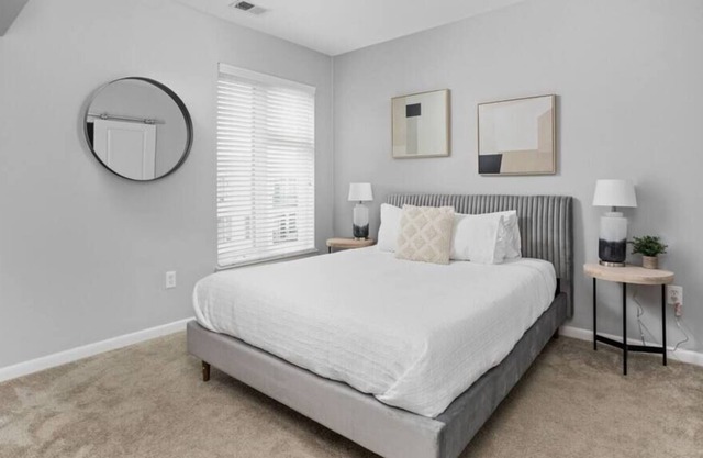 CozySuites l Roomy 1BR, Monument Circle, Indy