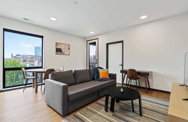 CozySuites Mass with parking, lounge and roof deck 7