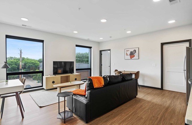 CozySuites Mass with parking, lounge and roof deck 11